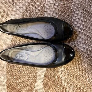 Life Stride Women's Black Patent Toe Flats Size 7.5